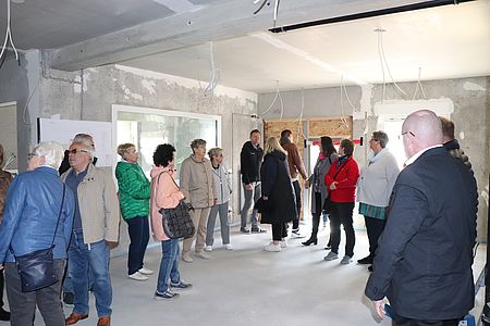 Tag der offenen Baustelle beim Ambulanten Quartiershaus Interessierte Bürgerinnen und Bürger nahmen an einer Führung durch das ambulante Quartiershaus teil und erhielten dabei Einblicke in die verschiedenen Etagen. Während des Rundgangs wurden die unterschiedlichen Bereiche vorgestellt und erklärt, wie die Räumlichkeiten künftig genutzt werden sollen.