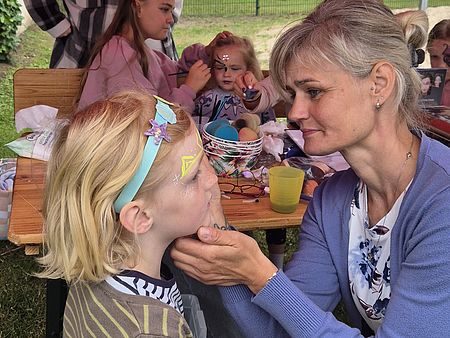 Schminken beim Neptunfest Eine Frau schminkt ein Kind