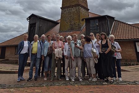 Ummendorfer auf Entdeckungstour Eine Gruppe Menschen steht vor einem historischen Gebäude