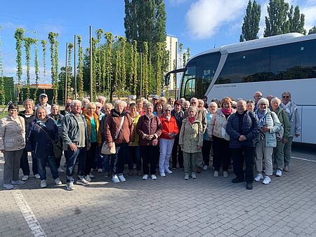 Reisegruppe des Eilsleber Ortsvereins in Potsdam Eine große Reisegruppe steht vor einem Bus