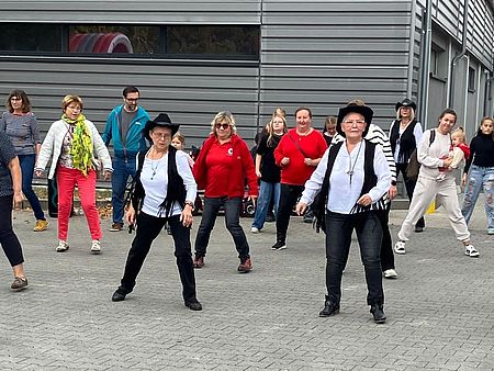 Linedancer beim Familienfest in Wanzleben Eine Gruppe Tänzer ist zum Linedance aufgestellt
