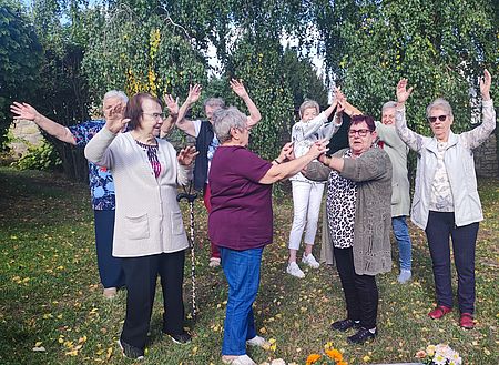 Die Senioren aus Klein Wanzleben halten sich in der von Jutta Spurek betreuten DRK-Trainingsgruppe fit Acht Seniorinnen stehen im Kreis und halten die Arme bei einer Übung hoch
