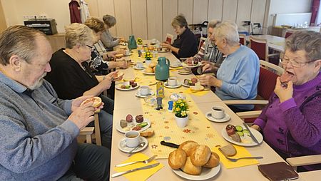 Herzhaftes Frühstück im Sülzetal Mehrere Senioren sitzen an einer Tafel und essen Wurstbrötchen