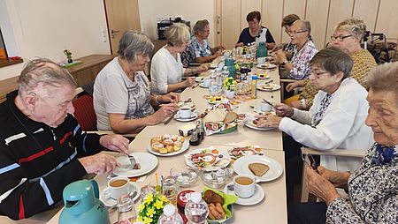 Kaffeenachmittag in Langenweddingen Mehrere Senioren sitzen an einer reich gedckten Kaffeetafel