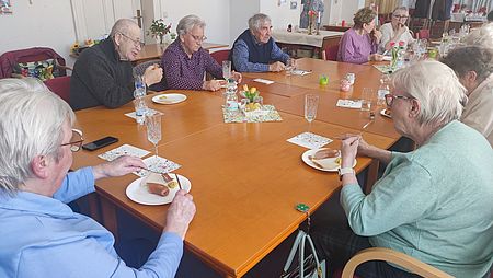 Würstchenrunde in Langenweddingen Senioren sitzen an einer Kaffeetafel und essen Würstchen