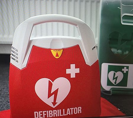Defibrillatoren sind Lebensretter Ein Defibrillator