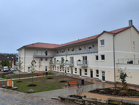 Das neue Ambulante Quartiershaus in Eilsleben Ein fertiggestellter Neubau aus einem gegenüberliegenden Gebäude aufgenommen