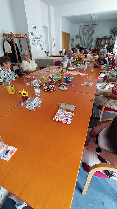 Picknick in der Begegnungsstätte Langenweddingen Mehrere Senioren sitzen an einer langen Tafel