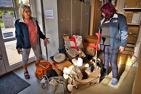 Die Mitarbeiter im Sozialen Zentrum „Alter Bahnhof" in Wanzleben sind geschockt und wütend. Bislang Unbekannte haben Müll vor dem Eingang zu dem Haus abgestellt. ZWei DRK Mitarbeiterinnen stehen vor einem großen Haufen Abfall