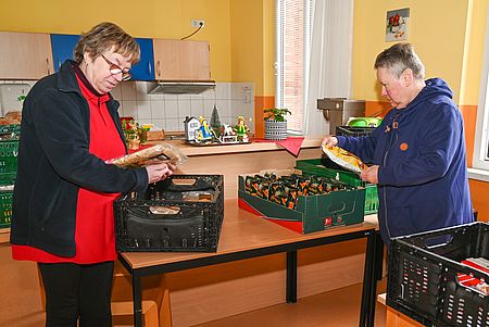 Digitalisierung der Verwaltung auch bei den Tafeln in Wnazleben Zwei Mitarbeiterinnen sortieren Kisten mit gespendeten Lebensmitteln